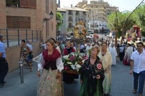 Las amas de casa llevaron la virgen hasta la catedral. JLP.
