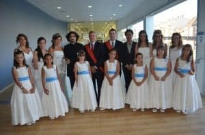 Las Damas con el alcalde, el concejal de fiestas y los mantenedores. JLP.