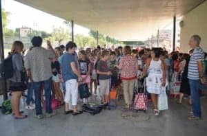 Los niños esperan la entrada al Pedro I. JLP.