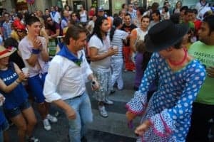 Javier Betorz baila con uno de los miembros de la carroza de flamenco. JLP.