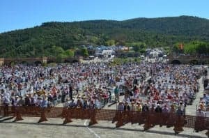Los fieles siguen la ceremonia. JLP.