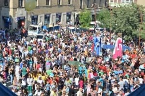 Una multitud de montisonenses en la plaza Mayor. JLP.