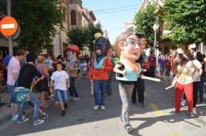 Los cabezudos persiguiendo a los niños. JLP.