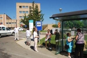 Vecinos de Monzón esperan el autobús en el Hospital de Barbastro. JLP.