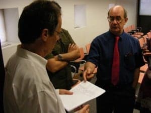 Carlos Gómez conversa con Carlos Eduardo Bielschowsky.