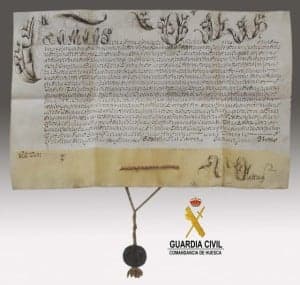 Algunos pergaminos presentan ilustraciones en los márgenes. 