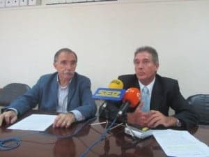 El presidente de la Comarca y el director de la oficina de la CAI. JLP.