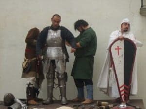 Taller sobre vestir al caballero. 