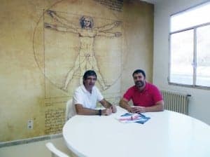 Aurelio Grasa y Sergio Jovellar en el espacio Da Vinci de su local. 