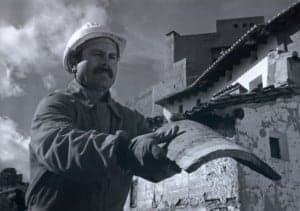 La fotografía da la imagen de los inmigrantes como trabajadores. 