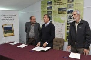 Firma del convenio entre Antonio Cosculluela (en el centro), a la izquierda de la foto el alcalde de Montanuy, José María Agullana, y a la derecha Jesús Rivas (FAM). P.O.