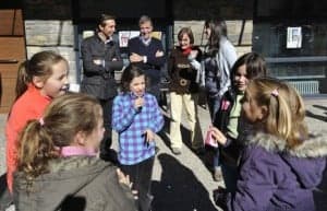 escolares del colegio de Montanuy junto al Presidente de la DPH, el diputado Javier Betorz, y dos miembros de la corporación municipal. Pablo Otín.