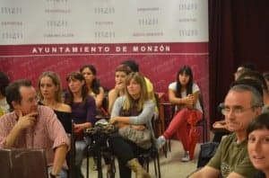 Milba Bueno, rodeada de compañeros, asiste al consejo comarcal. JLP.