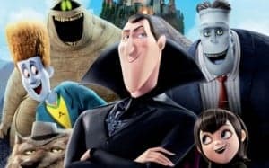 Desde su nacimiento, Mavis vive en el lujoso hotel Transylvania, que fue creado para proteger a los monstruos de la amenaza de los seres humanos. Cuando Mavis está a punto de cumplir la mayoría de edad (118 años), su padre, el conde Drácula, le prepara una fiesta a la que acuden los mejores amigos de la familia: desde Frankenstein al Hombre Invisible o la Momia; pero también asiste a la celebración un hombre que se enamora de Mavis. (FILMAFFINITY)