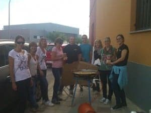 Una cuadrilla prepara su paella. 
