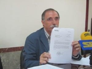 Jaime Facerías muestra la carta del consejero de Sanidad. JLP.