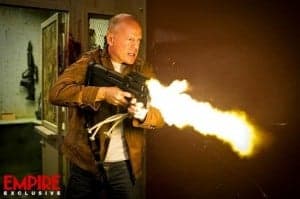 Como en 2072 los asesinatos están terminantemente prohibidos, las víctimas son enviadas a través de una máquina del tiempo al pasado (2042), donde los Loopers, un grupo de asesinos a sueldo, se encargan de eliminarlas y deshacerse rápidamente de sus cuerpos. El problema surge cuando Joe (Gordon-Levitt), uno de los Loopers, recibe desde el futuro un encargo muy especial: eliminarse a sí mismo (Bruce Willis). (FILMAFFINITY)