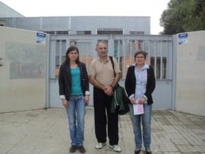 Ediles del PSOE de Monzón en la puerta del IES Mor de Fuentes.