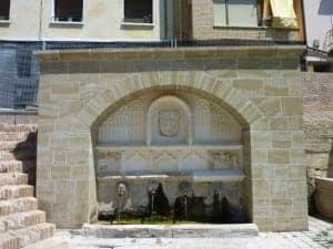 Fuente del Azud de Barbastro tras su recuperación por la Cantería. 