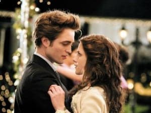 Tras convertirse en vampiro, Bella debe adaptarse a su nueva naturaleza. Cuando nace Renesmee, la familia Cullen tendrá que protegerse de la amenaza de los Volturi, pues existe una ley que prohíbe transformar a los niños en vampiros, ya que son difíciles de controlar y pueden provocar desastres que pongan en peligro la secreta existencia de los vampiros. Segunda parte de "Amanecer" y quinta entrega de la franquicia cinematográfica Crepúsculo, basada en las novelas de Stephenie Meyer. (FILMAFFINITY) Estreno en USA y España: noviembre 2012. Tras convertirse en vampiro, Bella debe adaptarse a su nueva naturaleza. Cuando nace Renesmee, la familia Cullen tendrá que protegerse de la amenaza de los Volturi, pues existe una ley que prohíbe transformar a los niños en vampiros, ya que son difíciles de controlar y pueden provocar desastres que pongan en peligro la secreta existencia de los vampiros. Segunda parte de "Amanecer" y quinta entrega de la franquicia cinematográfica Crepúsculo, basada en las novelas de Stephenie Meyer. (FILMAFFINITY) Estreno en USA y España: noviembre 2012.