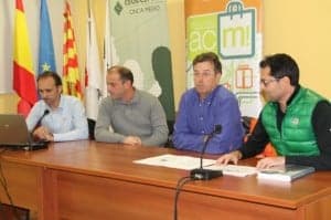 Miembros de la plataforma Barbastro en bici en Monzón. 