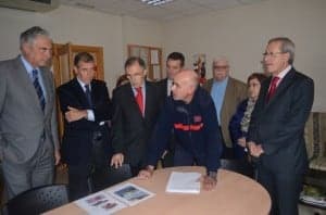 Suárez conoce la dotación del parque de Barbastro. JLP.