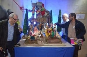 Los miembros de la asociación con el Belén napolitano. JLP. Los miembros de la asociación con el Belén napolitano. JLP.