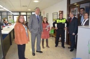 Suárez en su visita a la policía de Monzón. JLP.