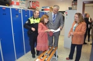 Suárez conoce las instalaciones de la policía. JLP.