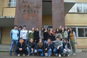 Los alumnos y el profesor en el instituto. José Luis Pano.