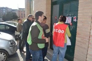 Colocación de pegatinas en la sede del PP. JLP.
