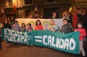 Los niños de Barbastro demandan mejor educación. JLP.