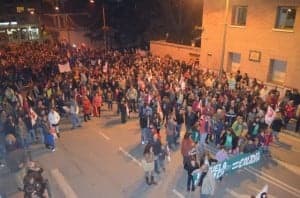 Manifestación a su llegada al edificio Sindicatos de Barbastro. JLP.