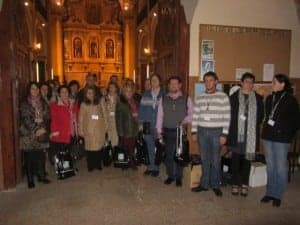 Algunos de los cofrades en la iglesia de los Escolapios. JLP.