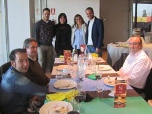 Responsables de Viñas del Vero y Hotel Mas Monzón con miembros de la prensa. Estela Puyuelo.