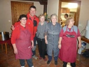 José Masgrau con las cocineras de Estadilla. MAB.