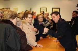 El alcalde enseña el relicario a los vecinos de Villanueva de Sijena. El alcalde enseña el relicario a los vecinos de Villanueva de Sijena.