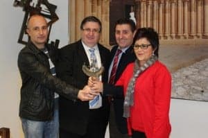 Español con los alcaldes de Berbegal, Villanueva de Sijena y Peralta de Alcofea. Español con los alcaldes de Berbegal, Villanueva de Sijena y Peralta de Alcofea.