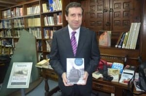 Andrés Botanch con su libro. José Luis Pano.