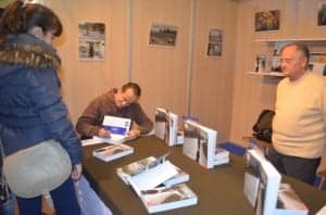 Diego Ballesteros firmó autógrafos de su epopeya a China. JLP.