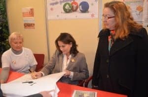 Conchita Martínez firma una camiseta a favor del Arca a la alcaldesa. JLP.