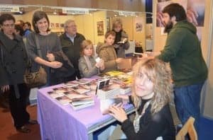 Chusa Garcés firmando ejemplares de su primer libro. José Luis Pano.