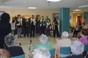 Los alumnos de La Alegría animan la residencia Riosol. JLP.