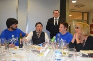 Actores de Trotamundos, con los autores de 'Los sugus de piña son azúles', en la cena literaria con Patricia Esteban. Estela Puyuelo.