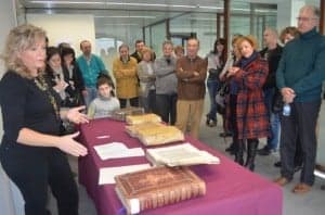 Maite López muestra unos incunables. JLP.