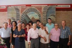 Santiago rodeado de familiares y amigos en su 100 cumpleaños. JLP.