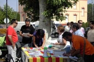 Recogida de firmas en Monzón.