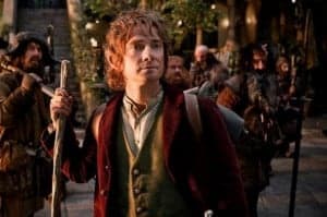 Precuela de la trilogía "El Señor de los Anillos", obra de J.R.R. Tolkien. En compañía del mago Gandalf y de trece enanos, el hobbit Bilbo Bolsón emprende un viaje a través del país de los elfos y los bosques de los trolls, desde las mazmorras de los orcos hasta la Montaña Solitaria, donde el dragón Smaug esconde el tesoro de los Enanos. Finalmente, en las profundidades de la Tierra, encuentra el Anillo Único, hipnótico objeto que será posteriormente causa de tantas sangrientas batallas en la Tierra Media. (FILMAFFINITY)