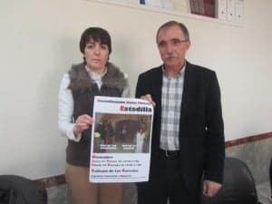 Eva Mur y Jaime Facerías con el cartel del Belén. JLP.