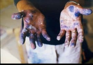 Manos azules. Artista: Joan Raven.